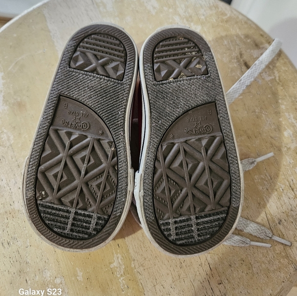 LITTLE BOY SIZE 6C RED CONVERSE TIE SHOES - Picture 4 of 4